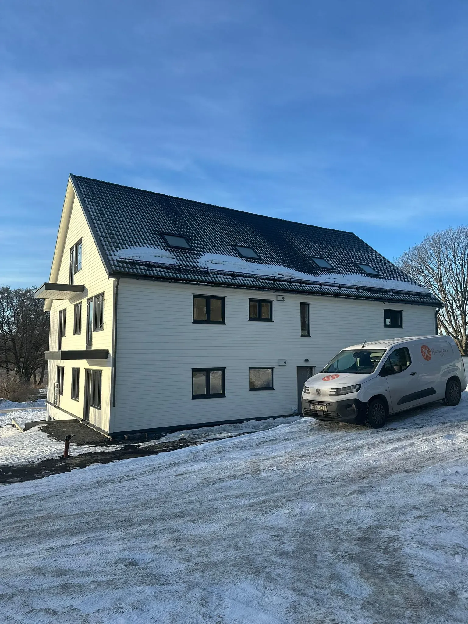 Edenbergs VVS servicebil vid pågående BRF-projekt